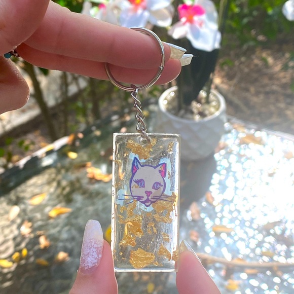 Kitty Cat & Gold Flakes Resin Keychain - Picture 7 of 10